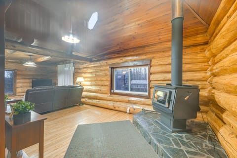 Less Than 1 Mi to Kenai River Spacious Cabin with Deck! Casa in Sterling