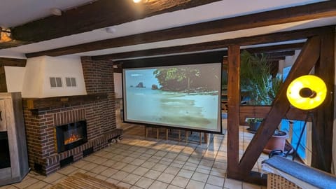 Communal lounge/ TV room, TV and multimedia, Evening entertainment, fireplace