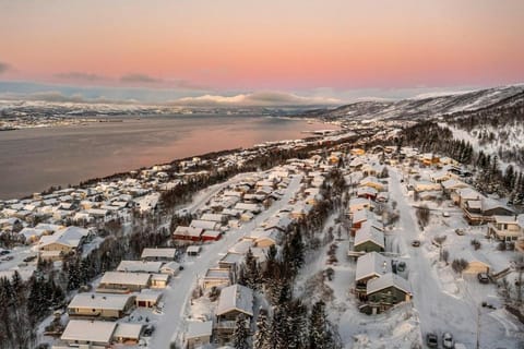 Property building, Day, Neighbourhood, Natural landscape, Bird's eye view, Winter, City view, Mountain view, Sea view, Street view, Sunrise, Sunset