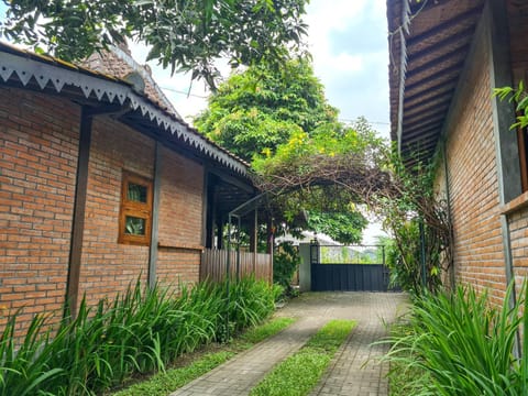 Ndalem Suryo Saptono Guest House Chambre d’hôte in Yogyakarta