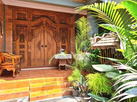 Ndalem Suryo Saptono Guest House Bed and Breakfast in Yogyakarta