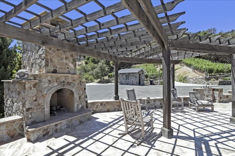 Napa Vineyard with Stunning Views By Allevo Homes House in Napa Valley