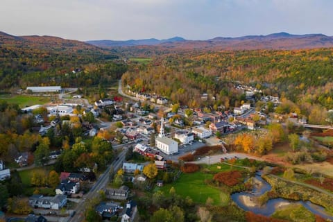 BRAND NEW Luxury Stowe Townhome With Prime Location On Mountain Road Apartamento in Morristown