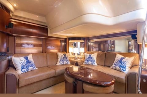 50 Ft Sea Ray yacht sleep 4 people Bateau amarré in Miami Shores