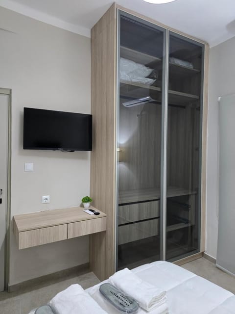 Bed, TV and multimedia, Photo of the whole room, Bedroom, towels, wardrobe