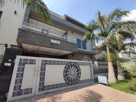 Property building, Day, Garden, Garden view