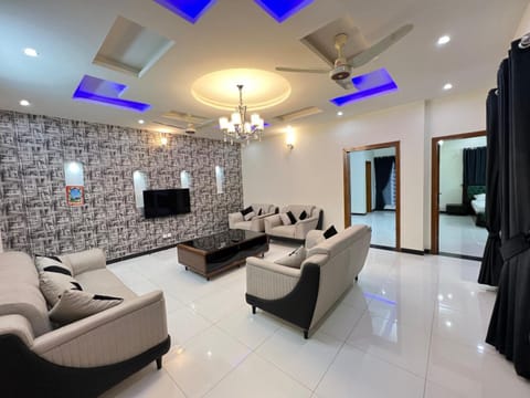 Communal lounge/ TV room, TV and multimedia, Living room, Seating area, Evening entertainment, fireplace, air conditioner