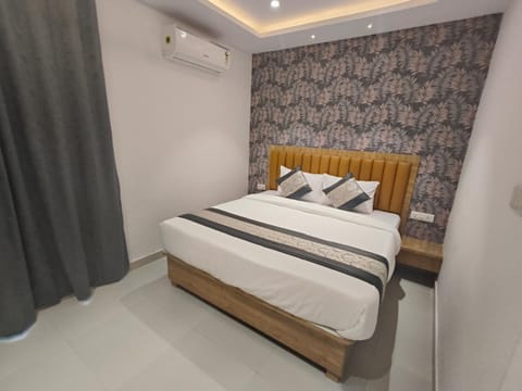 Bed, Photo of the whole room, Bedroom, air conditioner