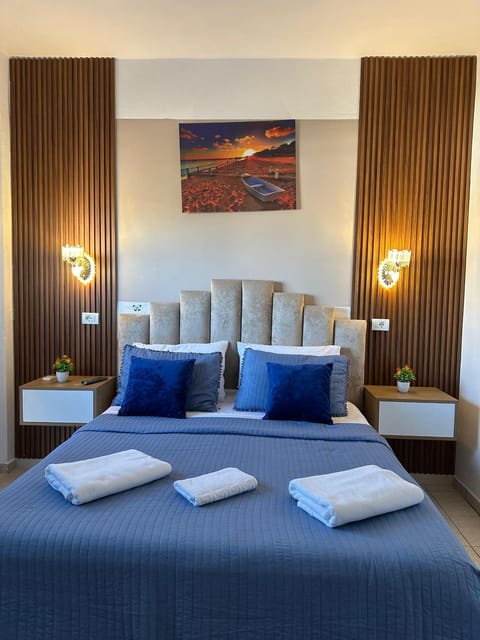 Bed, Living room, Photo of the whole room, Seating area, Bedroom, towels
