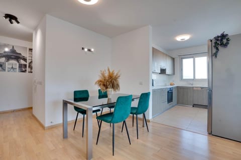 Dining area, kitchen