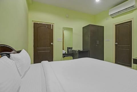 Bed, Photo of the whole room, Bedroom, wardrobe, air conditioner