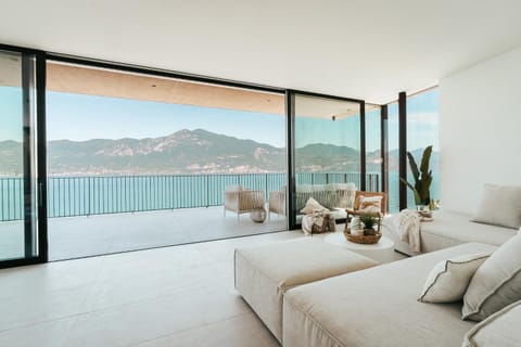 TV and multimedia, Living room, Lounge or bar, Lake view