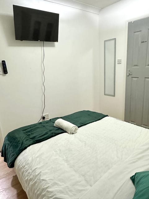 Bed, TV and multimedia, Bedroom