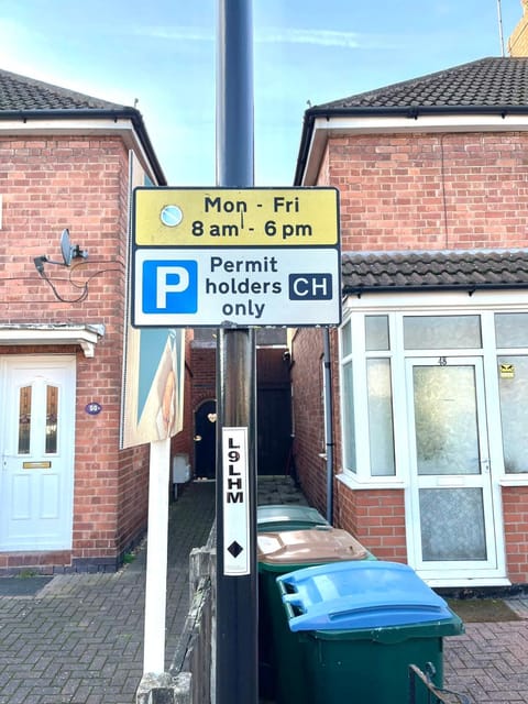 Neighbourhood, Logo/Certificate/Sign, Street view, Parking