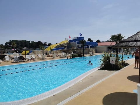 Mobil home camping les Charmettes 4 étoiles les MATHES en Charente Maritime prés du ZOO de la Palmyre 8 personnes tout confort 3 chambres 2salles de bains 2 WC Lave linge lave vaisselle Climatisation bien situé Campground/ 
RV Resort in Les Mathes