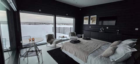 Bed, Photo of the whole room, Seating area, River view