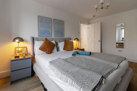 Bed, Decorative detail, towels, wardrobe