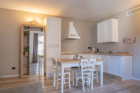 Kitchen or kitchenette, Dining area, stove