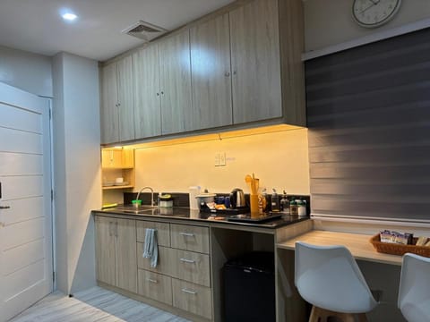 Coffee/tea facilities, Kitchen or kitchenette, Dining area, minibar