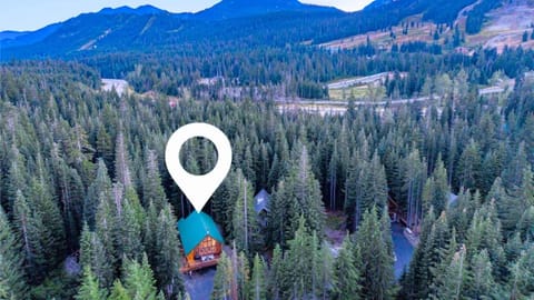 5-Min to Slopes - 4BR with Private Creek Haus in Snoqualmie Pass