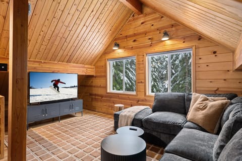 5-Min to Slopes - 4BR with Private Creek Haus in Snoqualmie Pass