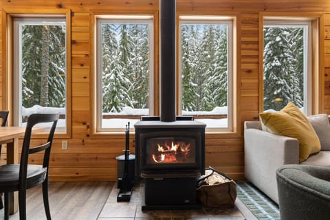 5-Min to Slopes - 4BR with Private Creek Haus in Snoqualmie Pass