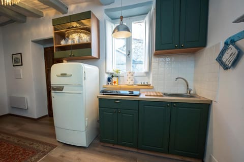 Facade/entrance, Food close-up, Kitchen or kitchenette, Internal: Not applicable to any particular room