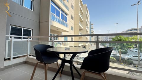 Property building, Patio, Day, Balcony/Terrace