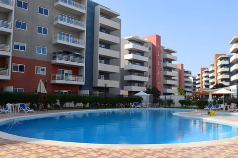 Property building, Day, Pool view, Swimming pool, sunbed