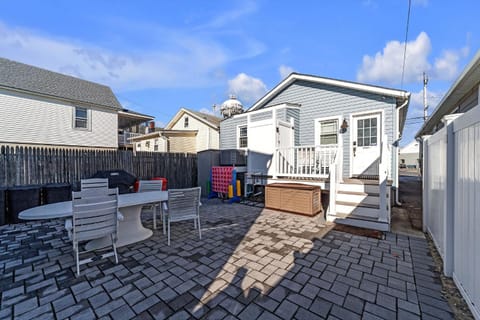 Cozy 3-BR Retreat, Four Blocks to Beach & Boardwalk home Haus in Seaside Heights