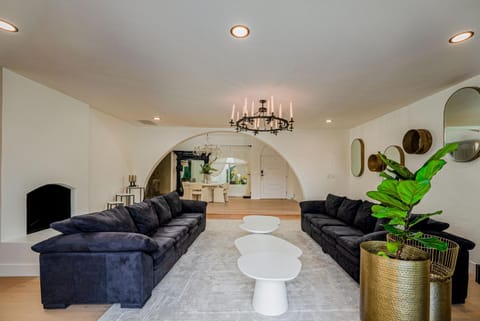 Stunning Retreat with Luxe Amenities&Private Pool House in Agoura Hills