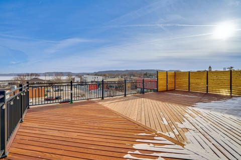 Walk to Lake City Marina Condo with Rooftop Deck! Apartamento in Lake Pepin