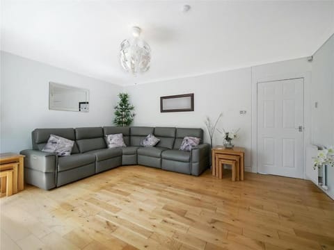 Beautiful House in Thornliebank Apartment in Glasgow