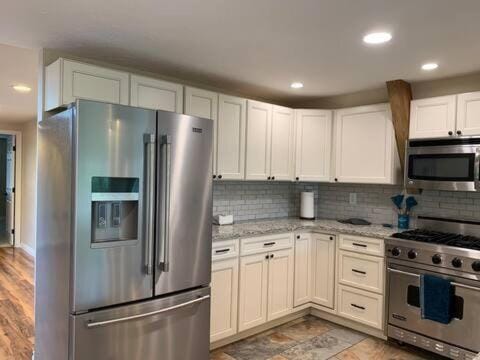 Kitchen or kitchenette, oven, stove