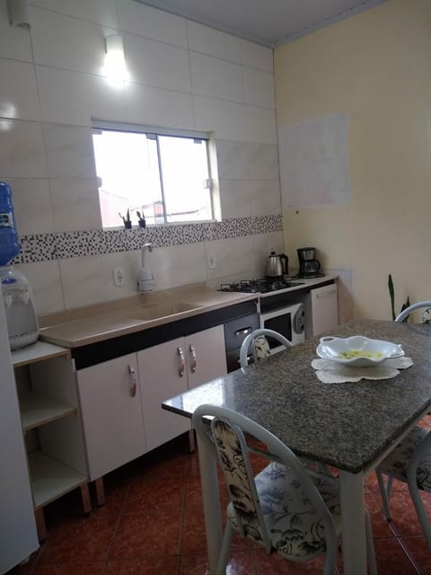 Kitchen or kitchenette, Dining area, minibar, stove