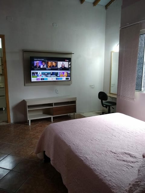 Bed, TV and multimedia, Bedroom