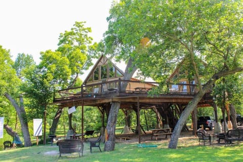 Laughing Water Treehouse House in Seguin