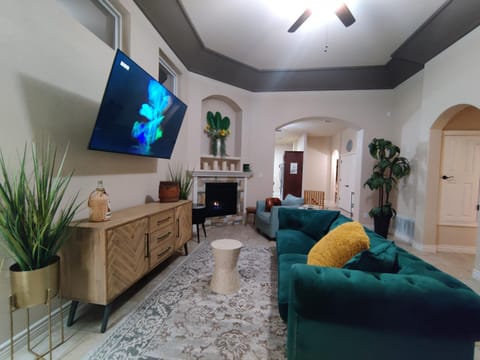 Communal lounge/ TV room, TV and multimedia, Living room, Seating area, Evening entertainment