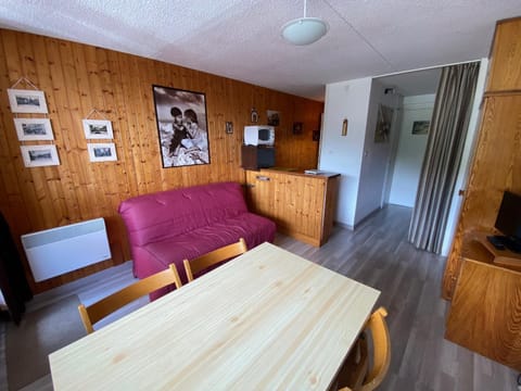 Studio en Centre Station, Proche Commerces & Pistes - FR-1-814-8 Apartment in Besse-et-Saint-Anastaise