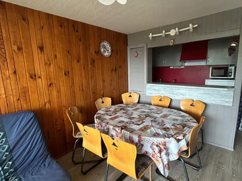 Spacieux Appartement au Pied des Pistes - FR-1-814-21 Apartment in Besse-et-Saint-Anastaise