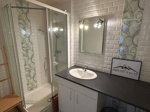 Spacieux Appartement au Pied des Pistes - FR-1-814-21 Apartment in Besse-et-Saint-Anastaise