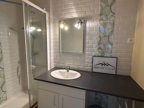 Spacieux Appartement au Pied des Pistes - FR-1-814-21 Apartment in Besse-et-Saint-Anastaise