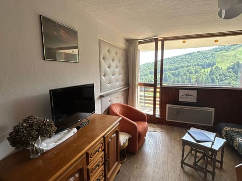Spacieux Appartement au Pied des Pistes - FR-1-814-21 Apartment in Besse-et-Saint-Anastaise