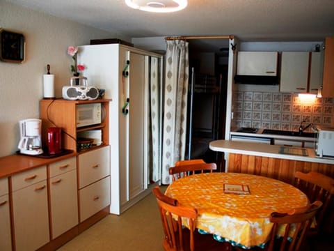 Studio cosy 4 pers au centre, WiFi, balcon sud - FR-1-814-23 Apartment in Besse-et-Saint-Anastaise