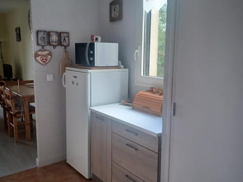 Studio calme, parking privé, proche ski, balcon, lave-linge et lave-vaisselle - FR-1-814-34 Apartment in Besse-et-Saint-Anastaise