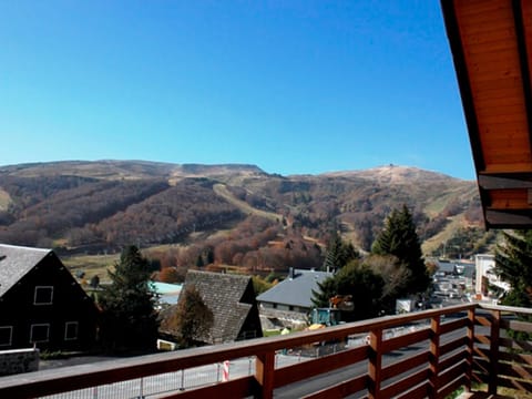 Chalet atypique près des pistes, 9 pers., sculptures uniques - FR-1-814-49 Chalet in Besse-et-Saint-Anastaise