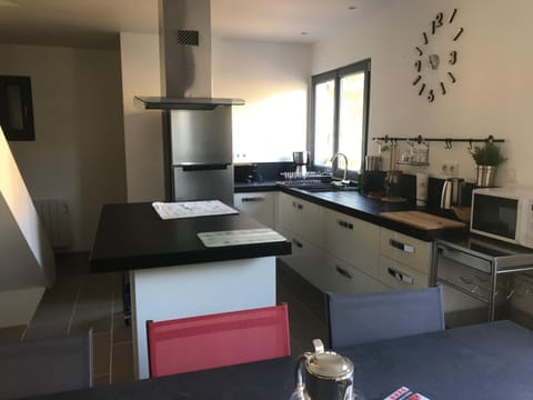 Chalet rénové pour 10 pers, proche des pistes, parking privatif - FR-1-814-53 Chalé in Besse-et-Saint-Anastaise