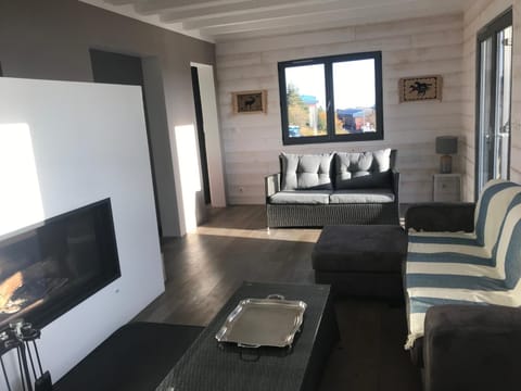 Chalet rénové pour 10 pers, proche des pistes, parking privatif - FR-1-814-53 Chalé in Besse-et-Saint-Anastaise