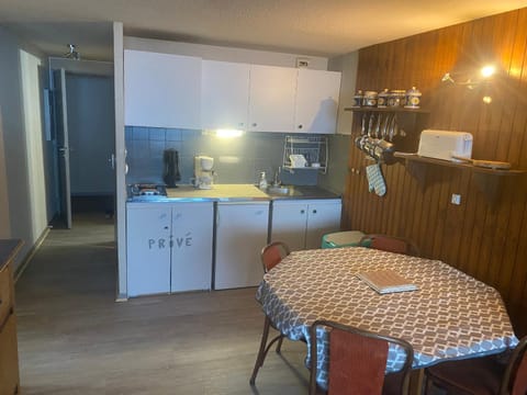 Appartement cosy au centre, accès aux pistes, balcon sud, WIFI, parking à proximité - FR-1-814-70 Appartamento in Besse-et-Saint-Anastaise