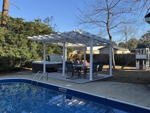 Ultimate Family Getaway Private Pool and Hot Tub House in Fayetteville